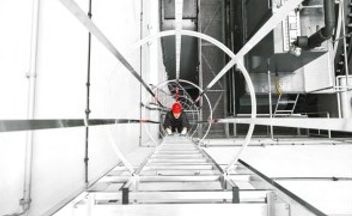 Échelles à crinolines - accès sécurisés