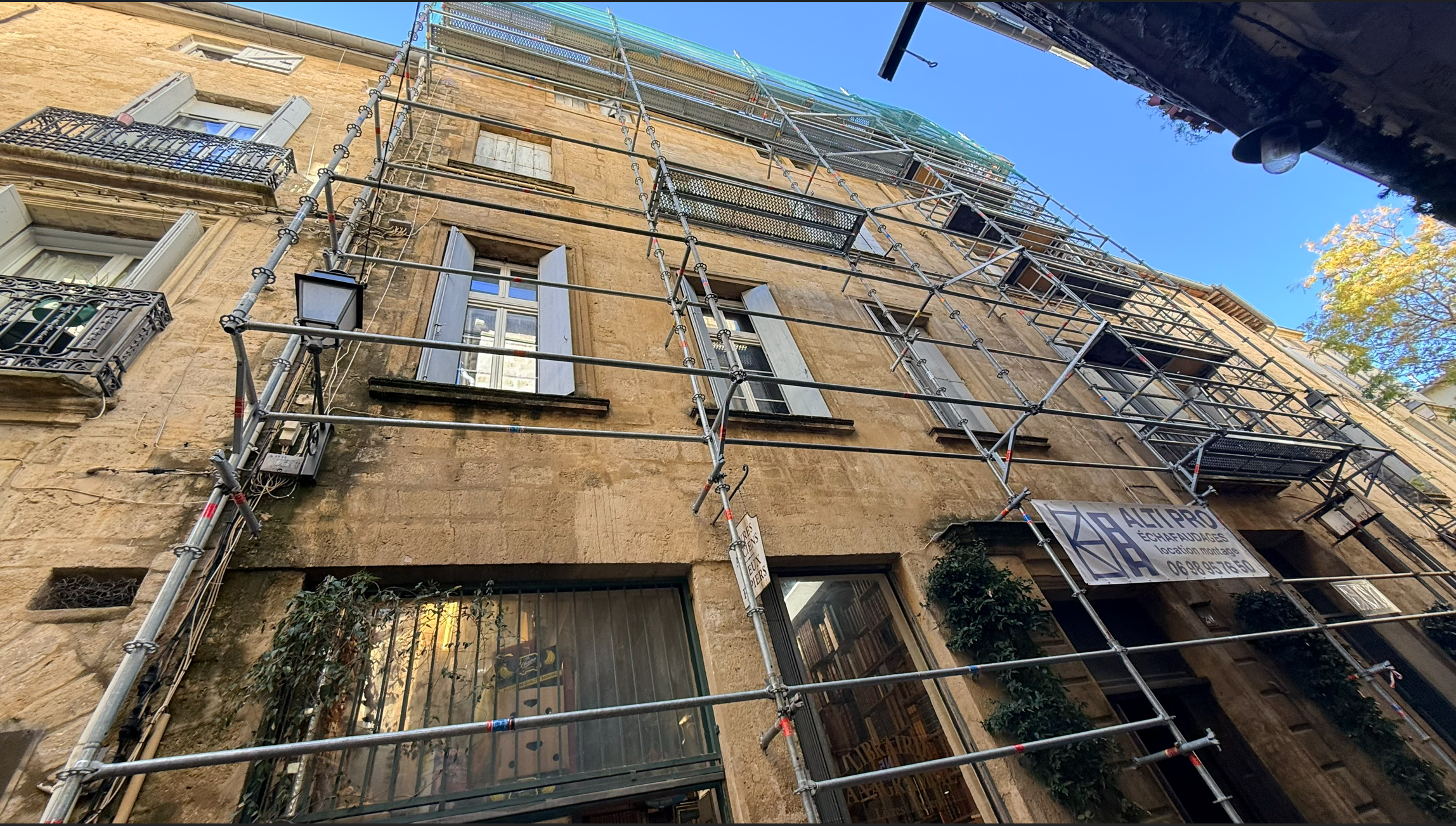 Échafaudage multi-niveaux sur grande façade