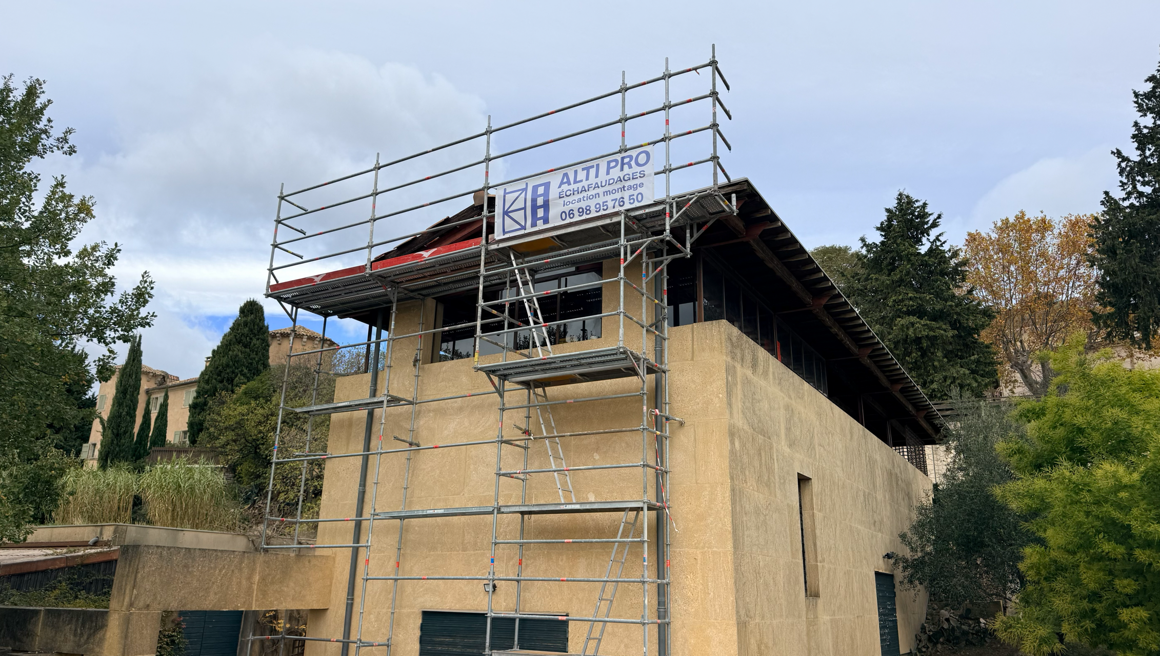 Échafaudage en angle autour d’un bâtiment
